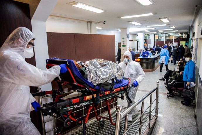 Trabajadores sanitarios de Irán trasladan a un paciente infectado por el nuevo coronavirus