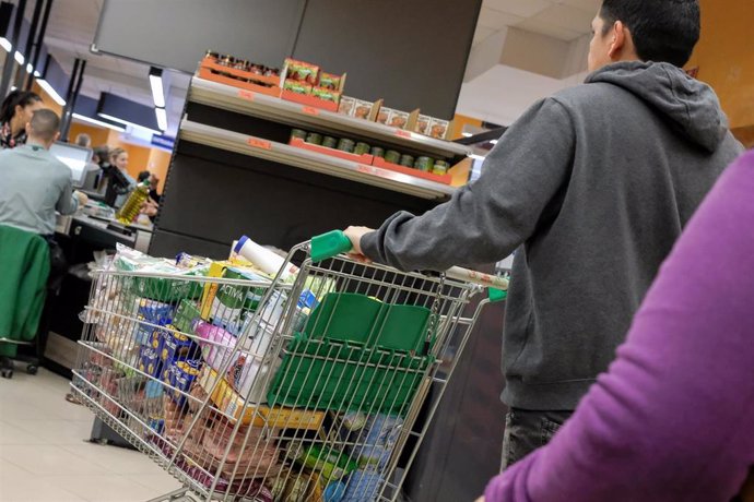 Un cliente realiza la compra en un supermercado un día marcado por colas de gente deseosas de hacer acopio de alimentos y otros productos debido al avance del coronavirus en España, en Madrid (España), a 10 de marzo de 2020.