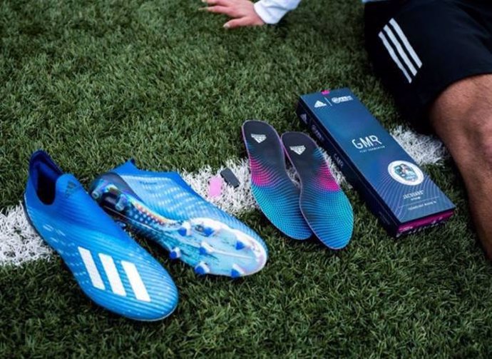 Adidas GMR, sistema de calzado inteligente que traslada estadísitcas del mundo real al videojuego FIFA Mobile.