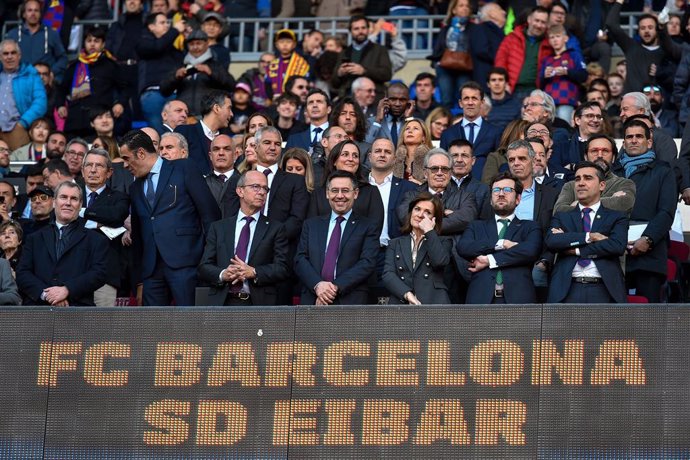 22 February 2020, Spain, Barcelona: FC Barcelona President Josep Maria Bartomeu (C) attends the Spanish Primera Division soccer match between FC Barcelona and SD Eibar at Camp Nou. Photo: -/Espa Photo Agency via CSM via ZUMA Wire/dpa