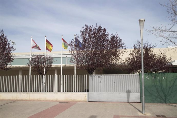 Entrada de un centro educativo cerrado durante 15 días en Logroño por coronavirus, en Logroño/La Rioja (España) a 10 de marzo de 2020.