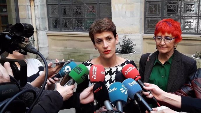 La presidenta del Gobierno de Navarra, María Chivite, y la consejera de Salud, Santos Induráin, atienden a los medios de comunicación.