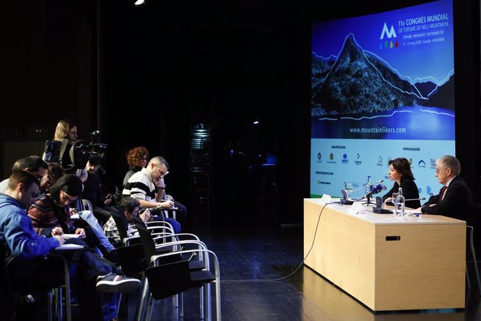 La ministra de Turisme andorrana, Vernica Canals, i el director executiu de l'OMT, Manuel Butler, en la roda de premsa per anunciar la decisió d'ajornar l'esdeveniment.