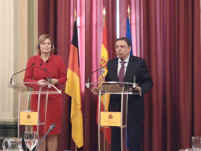 La ministra de Agricultura y Alimentación de Alemania, Julia Klckner (izq), y el ministro de Agricultura, Pesca y Alimentación, Luis Planas (der).
