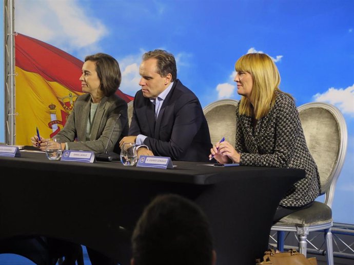 Cuca Gamarra, Daniel Lacalle, y Ana Lourdes González en un acto de campaña en Logroño