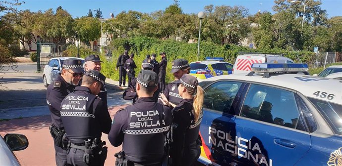 Policías locales y nacionales en la comisaría adjunta del Polígono Sur de Sevilla
