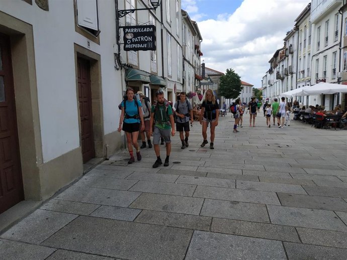 Peregrinos a escasos metros de la Catedral de Santiago de Compostela.