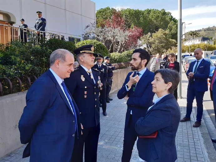 El secretario de Estado de seguridad, Rafael Pérez, y la delegada del Gobierno en Catalunya, Teresa Cunillera, en el 196 aniversario de la Policía Nacional.