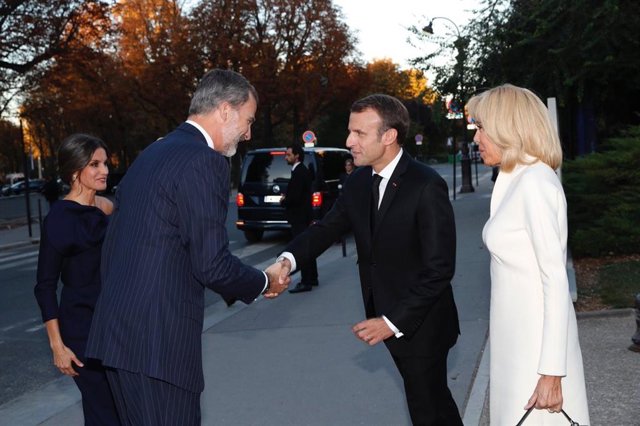 El Rey Felipe VI, la Reina Letizia, el presidente de Francia Emmanuel Macron y la primera dama de Francia Brigitte Macron visitan la exposición retrospectiva de la obra de Joan Miró en París “Miró, la couleur de mes rêves” 