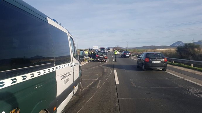 La Guardia Civil atiende una salida de vía en la A-15.
