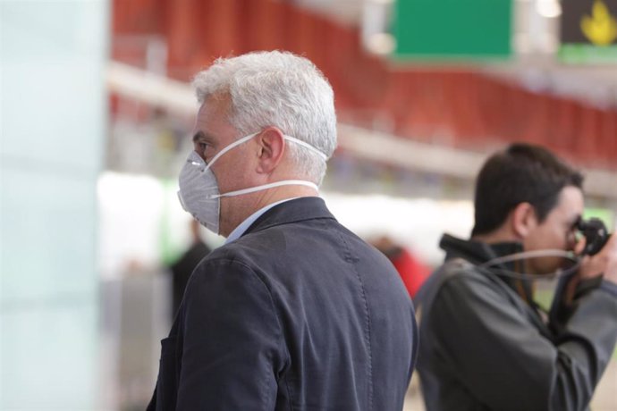 Un pasajero con mascarilla en el aeropuerto Adolfo Suarez-Madrid Barajas.