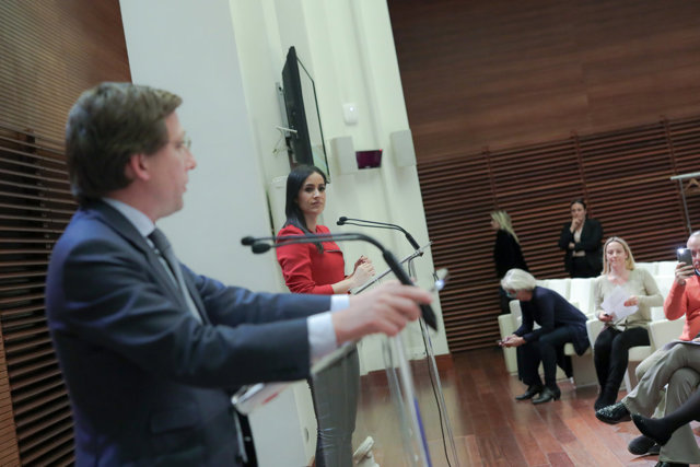 El alcalde de Madrid, José Luis Martínez-Almeida y la vicealcaldesa, Begoña Villacís, durante una rueda de prensa en la que se presentan las medidas contra el coronavirus en la capital