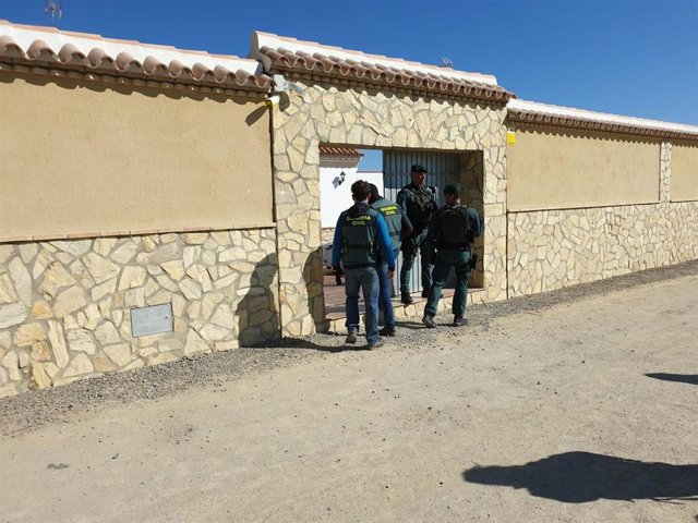 Guardia Civil registra una vivienda en Trebujena (Cádiz) en el marco de una operación contra el tráfico de hachís.