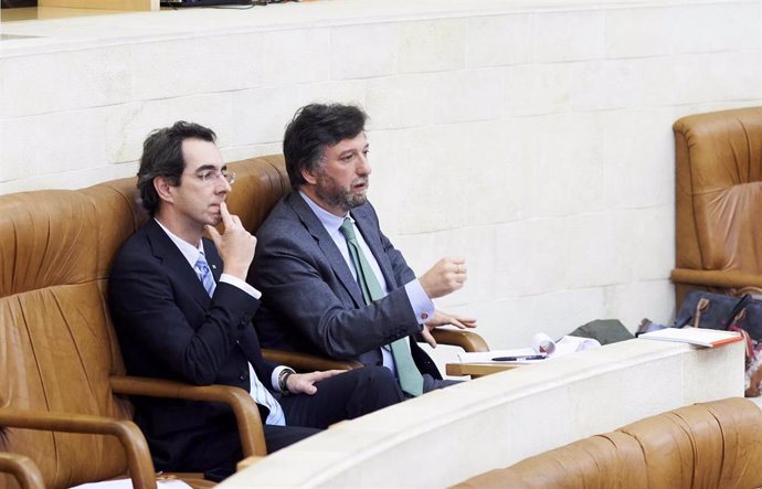 Los diputados de Vox en el Parlamento de Cantabria Armando Blanco (izda) y Cristóbal Palacio (derecha)