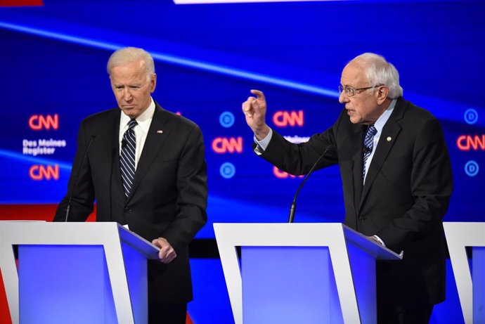 Joe Biden y Bernie Sanders durante un debate. 