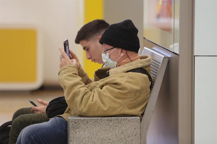 Pasajeros en el aeropuerto Adolfo Suarez-Madrid Barajas tras anunciar este martes el Consejo de Ministros prohibir los vuelos directos entre Italia