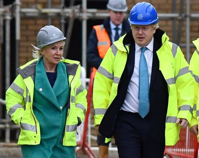 La ministra de Salud de Reino Unido, Nadine Dorries, y el primer ministro británico, Boris Johnson.