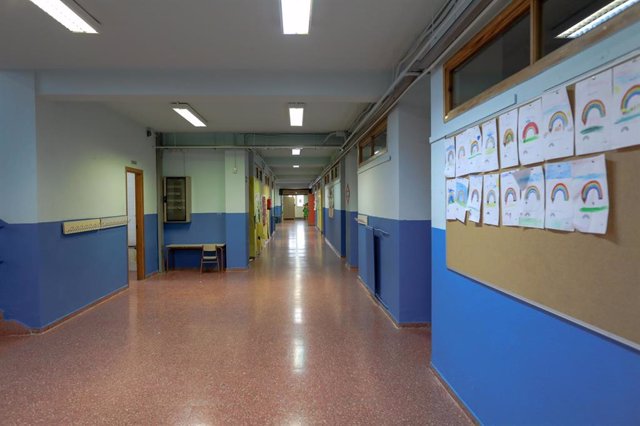 Pasillo vacío de uno de los colegios de la Comunidad de Madrid que permanecerán cerrados del 11 de marzo hasta -en principio- el próximo 23 de marzo para evitar que los escolares se contagien de coronavirus.