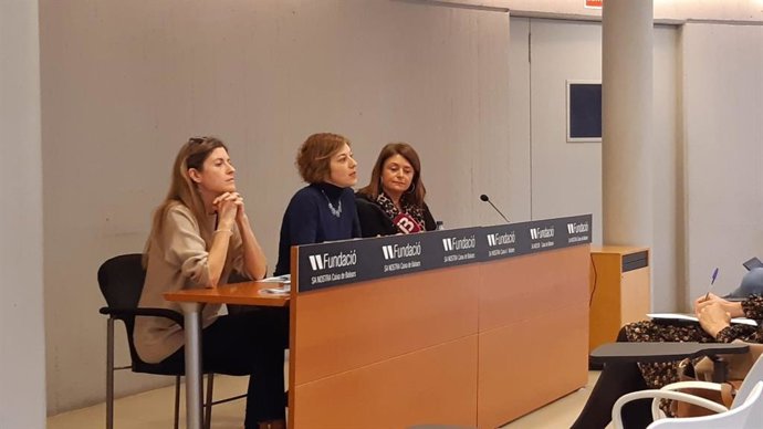 La violonchelista y artista del ciclo, Rosa Cañellas, la  pianista y codirectora del festival, Dina Nedeltcheva, y la directora del centro cultural Sa Nostra , Lucía Martín, durante la presentación de la II edición de Connectats a la Clssica.