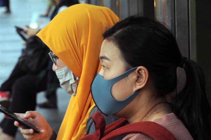 Mujeres con mascarilla en Yakarta