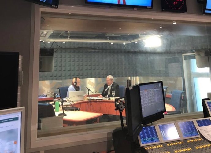 El consejero de Economía, Conocimiento, Empresas y Universidad de la Junta, Rogelio Velasco, durante la entrevista en Canal Sur Radio