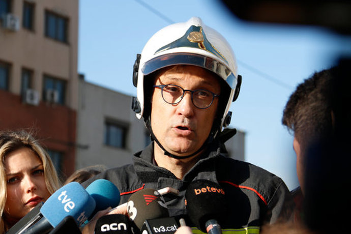 Angel Lopez, cap d'intervenció dels Bombers, atén els mitjans en relació a l'explosió a la Verneda. Imatge del 11/03/2020 (horitzontal)