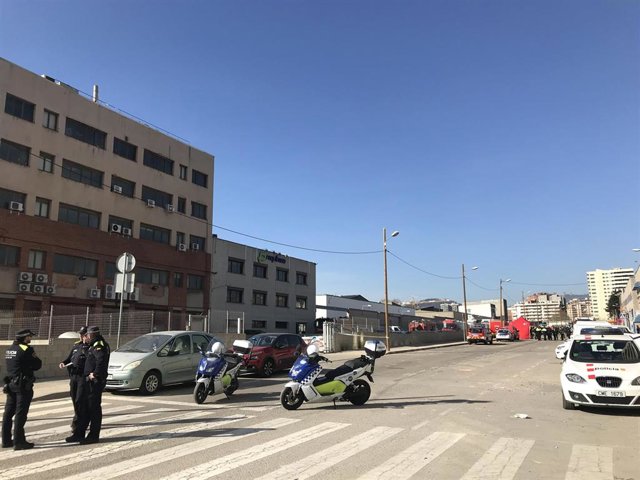 Los Bomberos continúan la búsqueda del desaparecido en en la explosión química de Barcelona