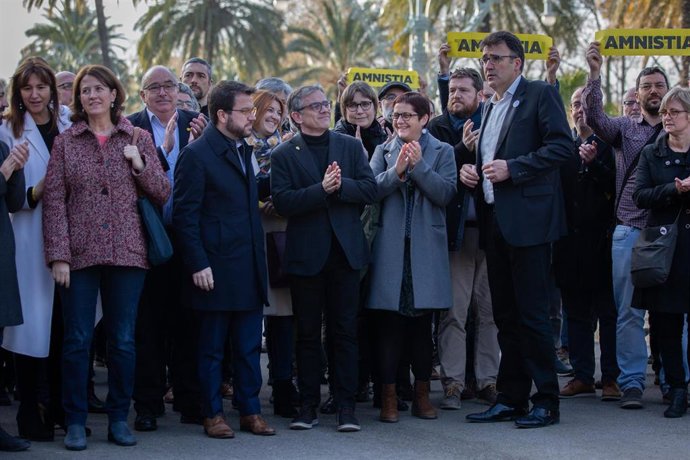El diputado de ERC en el Parlament y exsecretario general de Vicepresidencia y Economía de la Generalitat, Josep Maria Jové (3d), y el también diputado y exsecretario de Hacienda, Lluís Salvadó (1d), llegan acompañados para declarar ante el Tribunal Sup