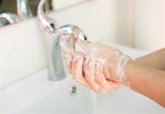 Foto: Enfermeros explican cómo lavarse correctamente las manos, medida clave para evitar el contagio por coronavirus