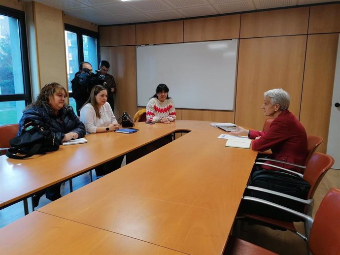 Reunión entre la consejera de Educación, Carmen Suárez y los representantes de Padres y madres de Alumnos.