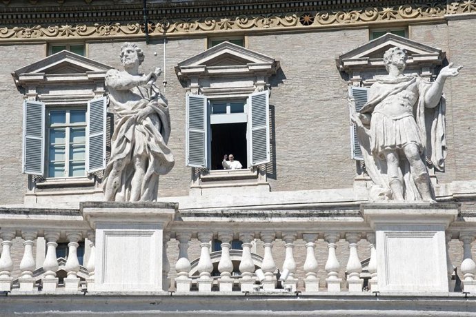 El Papa, en el último Ángelus, que también se retransmitió por streaming y, en esta ocasión, a través de pantallas en la Plaza de San Pedro, antes de decretarse el cierre