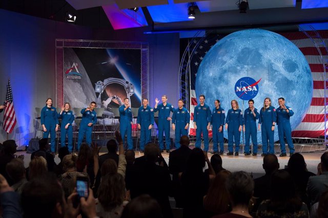 La nueva promoción de astronautas de la NASA, la primera en graduarse desde que la agencia anunció su programa Artemis, sube al escenario durante su ceremonia de graduación el 10 de enero de 2020 en el Centro Espacial Johnson con sede en Houston.