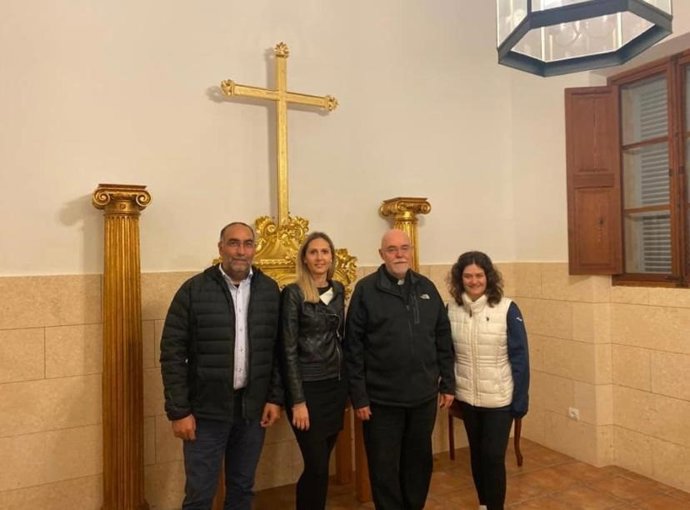 Entrega de un donativo del PP de Porreres al padre Francesc Novella para la reparación del Oratori de Sant Felip.