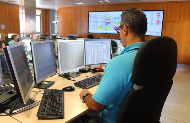 Imagen de archivo de un trabajador del Centro de Emergencias de Castilla y León 112