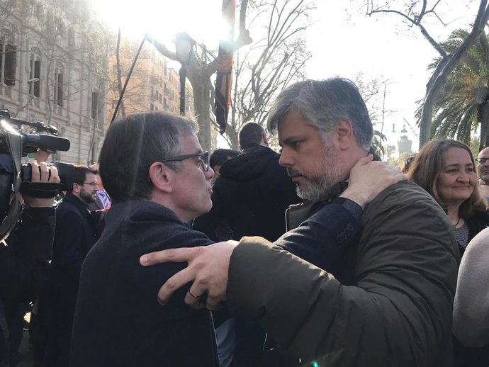 El presidente de JxCat en el Parlament, Albert Batet, con el al diputado de ERC en el Parlament y exsecretario general de Vicepresidencia y Economía de la Generalitat, Josep Maria Jové