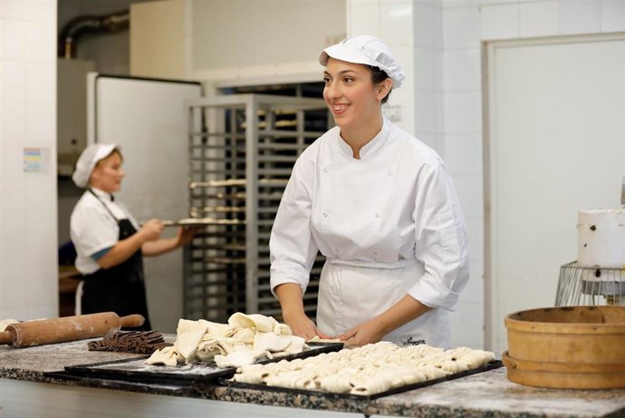 Una joven en un obrador.