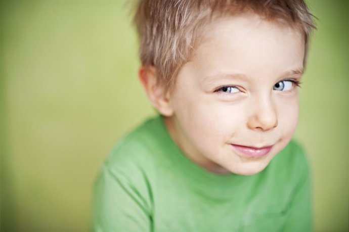 Niño guiñando un ojo