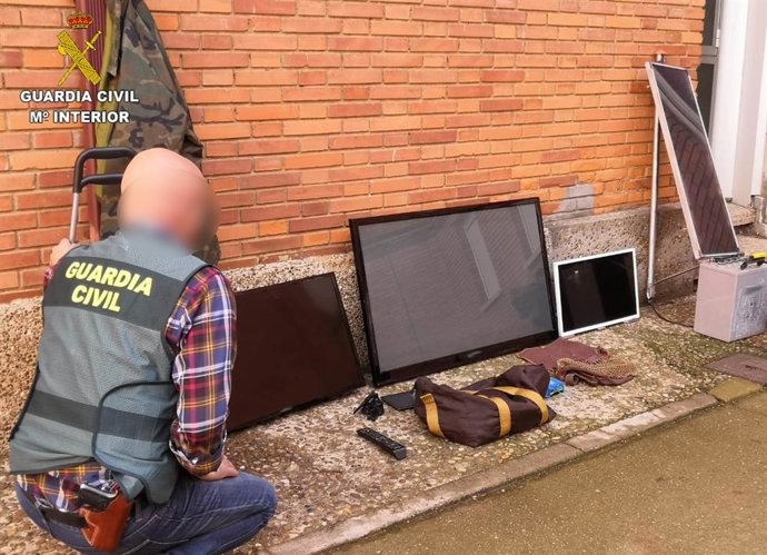Efectos recuperados tras la detención de dos personas como autores de varios robos en la zona de La Bañeza y el bajo Páramo (León).