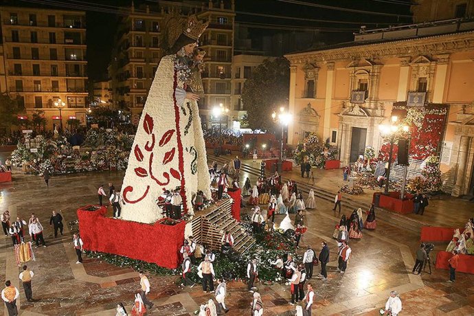 Imagen de archivo de una ofrenda de flores a la Virgen de los Desamparados en Fallas.