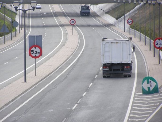 Un camión circulando por una vía navarra