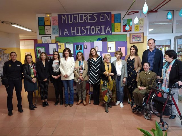 Foto de familia de las participantes en la jornada 'Netwomen. Mujeres que inspiran' celebrada en el IES 'Alfonso X El Sabio' de Toledo