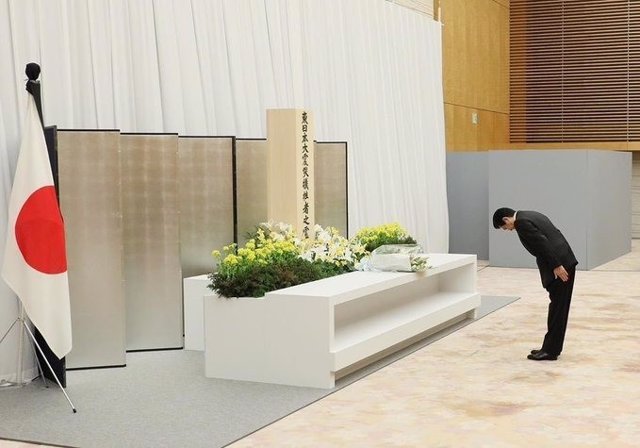 El primer ministro de Japón, Shinzo Abe, rinde homenaje a las víctimas del terremoto y del accidente nuclear de 2011