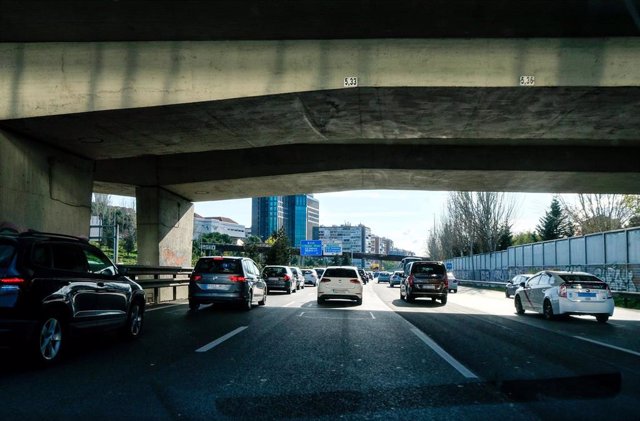 Imagen de recurso de coches bajo un puente de la M-30 de Madrid.