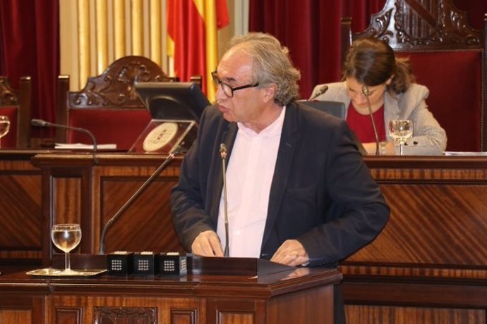 El conseller de Educación, Martí March, durante una interpelación parlamentaria.