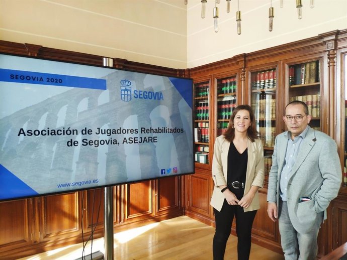 La Concejal De Servicios Sociales, Ana Peñalosa, Acompañada Del Presidente De La Asociación, Ángel Aranzana, También Presidente De FECYLJAR.