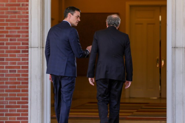 (I-D) El presidente del Gobierno, Pedro Sánchez, recibe a la delegación designada por el Govern de Cataluña encabezada por el president de la Generalitat, Quim Torra. Madrid (España) a 26 de febrero de 2020.