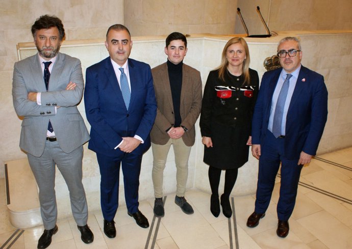 Portavoces de los cinco grupos parlamentarios que defenderán la proposicion de Ley de Medidas Urgentes de Desarrollo Urbanistico