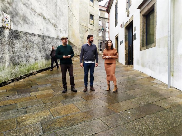 Martiño Noriega (Anova), Antón Gómez-Reino (Podemos Galicia) y Eva Solla (Esquerda Unida) en Santiago durante la presentación de la candidatura de Galicia En Común-Anova Mareas
