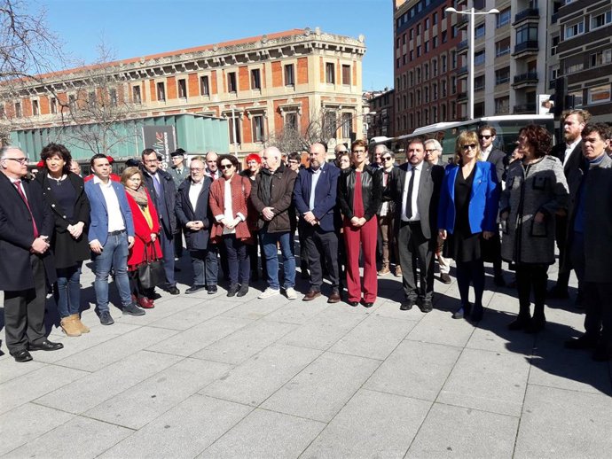La presidenta del Gobierno de Navarra, María Chivite, y otras autoridades, en el homenaje a víctimas del terrorismo en Navarra con motivo del Día Europeo de las Víctimas del Terrrorismo.