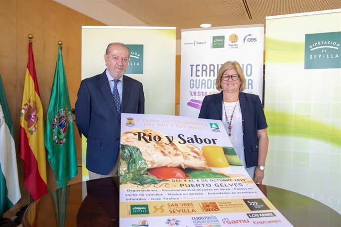 La alcaldesa de Gelves junto al presidente de la Diputación